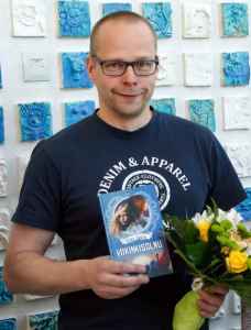 "Viikinkisolmu" sai tämänvuotisen Lasten LukuVarkaus-kirjallisuuspalkinnon. Kirjailija Roope Lipasti kertoi, että kirjasta on tulossa jatko-osia, 3-4 kirjaa.