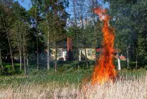 Komeasti paloi juhannuskokko. Taustalla Varkauden Kotiseutukeskus.